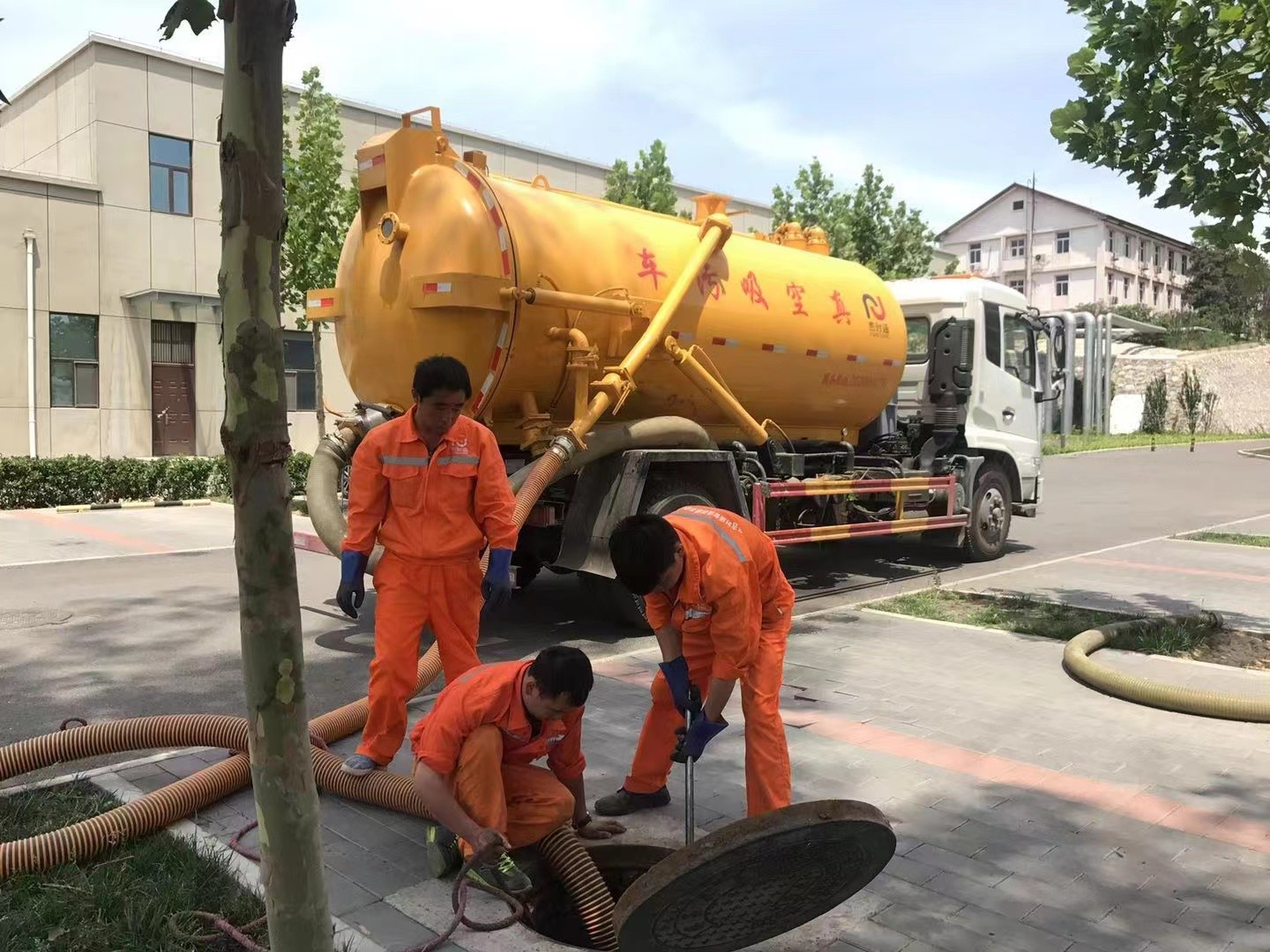 覃塘化粪池清理与5-8吨吸粪车施工效率分析